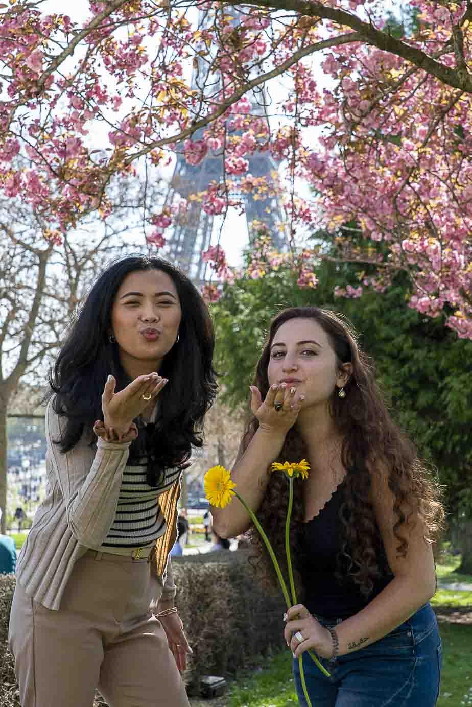 Photo de Paris avec la Tour Eiffel : séance au spot du Trocadéro, lieu photo parfait pour familles ou amies en visite à Paris